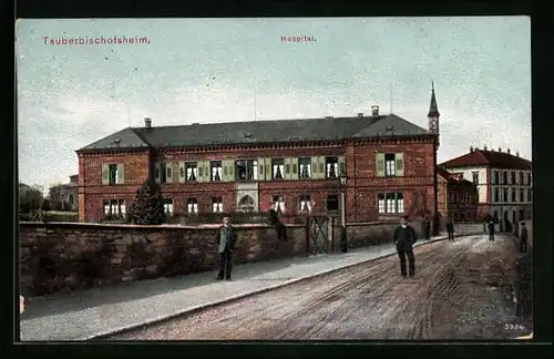 AK Tauberbischofsheim, Sicht auf das Hospital mit Passanten auf der Strasse