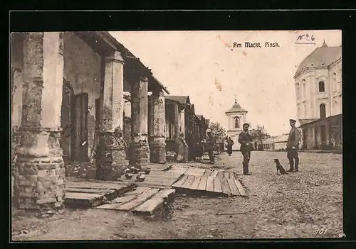 AK Pinsk, Marktplatz mit zerstörtem Gebäude und Soldaten
