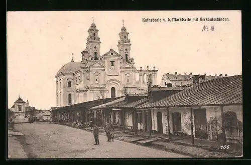 AK Pinsk, Kathedrale von der Marktseitemit Verkaufsständen, Soldaten in Uniform