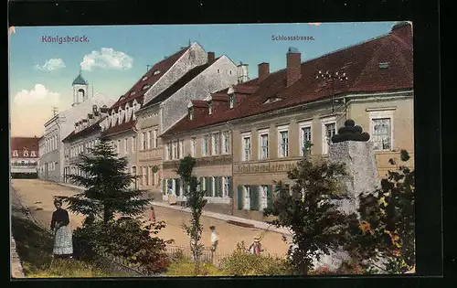 AK Königsbrück, Passanten in der Schlossstrasse
