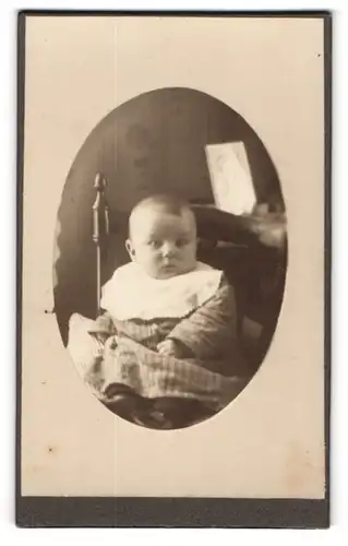 Fotografie unbekannter Fotograf und Ort, Baby auf einem Stuhl