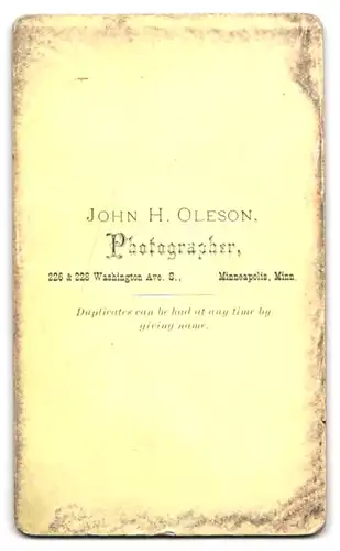 Fotografie John H. Oleson, Minneapolis, 228 Washington Ave, Junger Mann mit hoher Stirn und Stehkragen