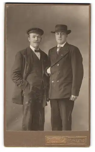 Fotografie Järnmark, Mariestad, Zwei Junge Männer in Anzügen