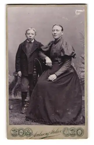 Fotografie Axelssons Atelier, Helsingborg, Kullagatan 12, Mutter und Sohn im Sonntagsstaat