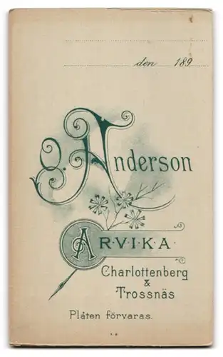 Fotografie O. Anderson, Arvika, Trossnäs, Konfirmand, an einen Sessel gelehnt