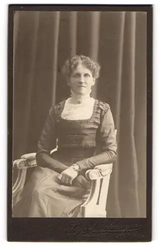 Fotografie Sigrid Johanson, Enköping, Dame mit gewellten Haaren und Armbanduhr