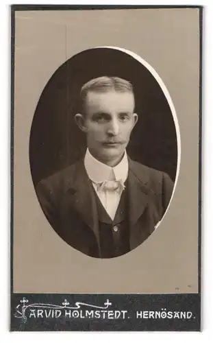 Fotografie Arvid Holmstedt, Hernösand, Ernster junger Mann mit Mittelscheitel und Schnurrbart