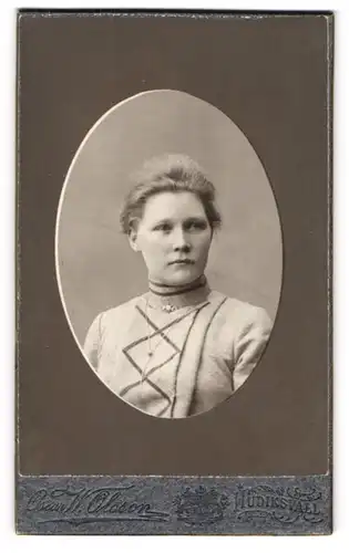 Fotografie Oskar W. Olsson, Hudiksvall, Junge Frau mit Brosche und Halskette