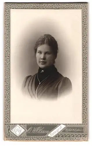 Fotografie Oskar W. Olsson, Hudiksvall, Junge Frau mit Locken und Brosche