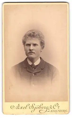 Fotografie Axel Sjöberg & Co., Karlsborg, Junger Mann mit krausen Haaren