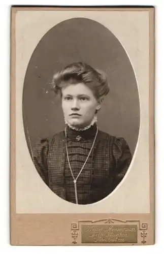 Fotografie Knut Anderson, Tidaholm, Junge Frau mit kunstvoller Frisur und Spitzenkragen