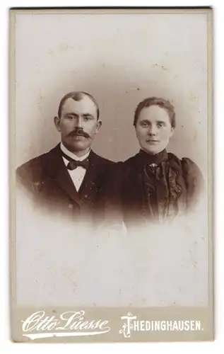 Fotografie Otto Lüesse, Thedinghausen, Ehepaar mittleren Alters mit neutralem Gesichtsausdrück