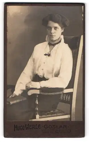 Fotografie Hugo Werle, Goslar, Vititpromenade, Junge Dame in weisser Bluse mit pompösen Halsschmuck