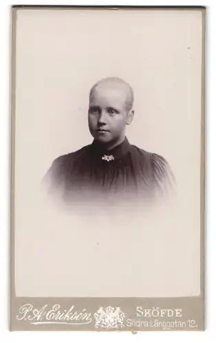 Fotografie P. A. Eriksén, Sköfde, Södra Länggatan 12, Mädchen im schwarzen Kleid mit streng zurückgebundenem Zopf