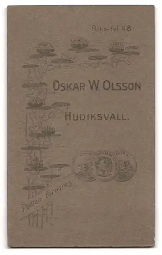 Fotografie Oskar W. Olsson, Hudiksvall, Riks-tel. 48, Hübsches Mädchen im gestreiften Kleid