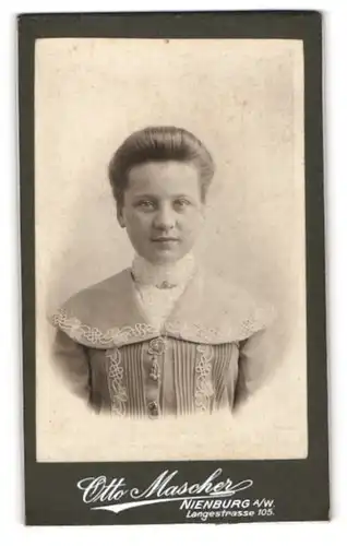 Fotografie Otto Mascher, Nienburg a /W., Langestr. 105, Junge Dame in hübscher Kleidung