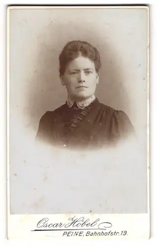 Fotografie Oscar Höbel, Peine, Bahnhofstr. 19, Junge Dame in hübscher Kleidung