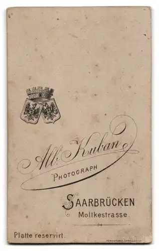 Fotografie Alb. Kuban, Saarbrücken, Moltekestr., Junge Dame im Kleid liest in einem Buch