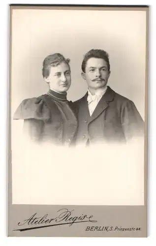 Fotografie Heinrich Dressler, Berlin-S., Prinzenstr. 44, Junges Paar in modischer Kleidung