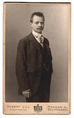 Fotografie Hubert Lill, Stuttgart, Gymnasiumstr. 6, Junger Herr im Anzug mit Krawatte