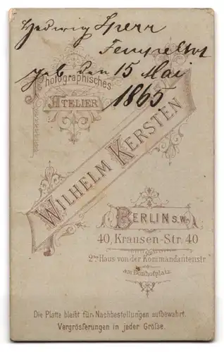 Fotografie Wilhelm Kersten, Berlin-SW, Krausen-Str. 40, Hübsch gekleidete Dame mit Medaillon