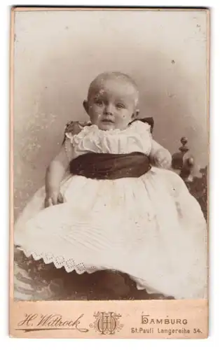 Fotografie H. Wittrock, Hamburg-St. Pauli, Langereihe 54, Süsses Kleinkind im weissen Kleid