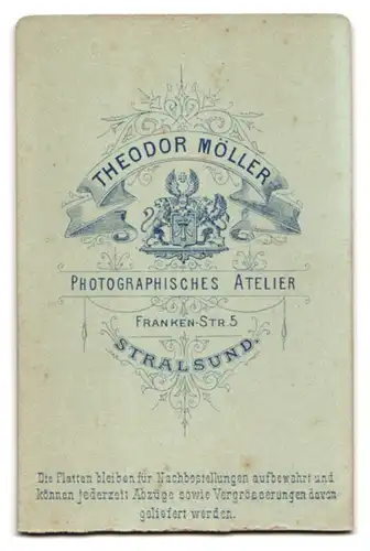Fotografie Theodor Möller, Stralsund, Franken-Str. 5, Junge Dame mit Kragenbrosche