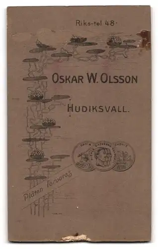 Fotografie Oskar W. Olsson, Hudiksvall, Riks-tel. 48, Kleines Mädchen im weissen Kleid