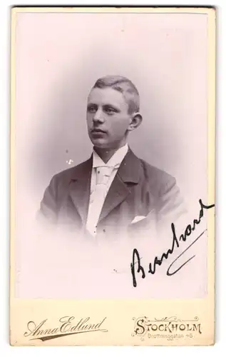 Fotografie Anna Edlund, Stockholm, Drottninggatan 46, Junger Herr im Anzug mit Krawatte