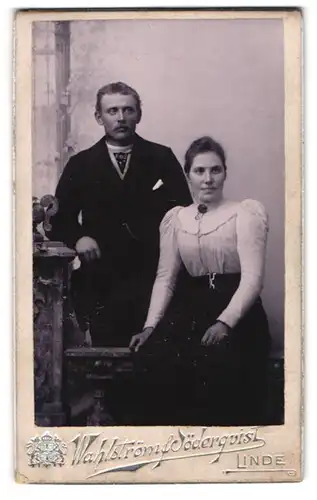 Fotografie Wahlstörm & Söderquist, Linde, Junges Paar in hübscher Kleidung