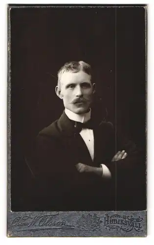 Fotografie Oskar W. Olsson, Hudiksvall, Eleganter Herr mit Schnauzbart