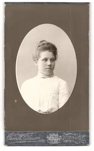Fotografie Oskar W. Olsson, Hudiksvall, Junge Dame mit Hochsteckfrisur