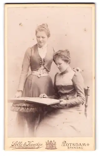 Fotografie Selel & Kuntze, Potsdam, Schwertfeger-St. 14, Zwei hübsch gekleidete Damen lesen in einem Buch