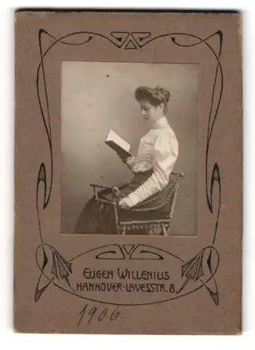 Mini-Fotografie Eugen Willenius, Hannover, Lavesstr. 8, Fräulein in weisser Bluse liest ein Buch