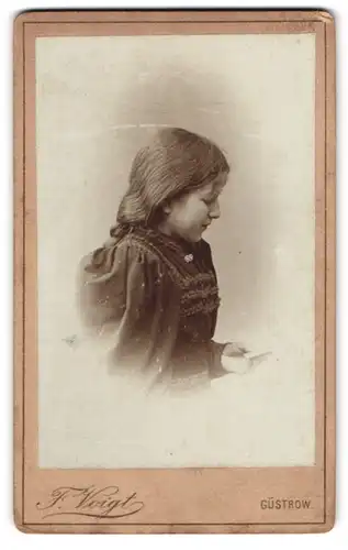 Fotografie Ferdinand Voigt, Güstrow, Markt 6, Junge Dame im hübschen Kleid