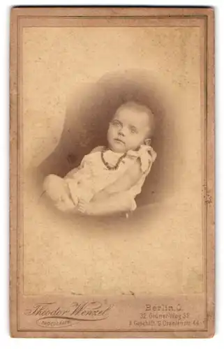 Fotografie Theodor Wenzel, Berlin-O., Grüner-Weg 32, Süsses Kleinkind im weissen Hemd mit nackigen Füssen