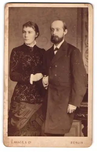 Fotografie L. Haase & Comp., Berlin, Unter den Linden 62-63, Junges Paar in hübscher Kleidung