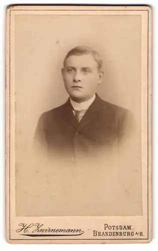 Fotografie H. Zwirnemann, Potsdam, Schockstr. 27, Junger Herr im Anzug mit Krawatte