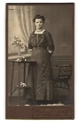 Fotografie Walther Rasch, Mittweida, Rochlitzerstr. 72, Junge Dame im modischen Kleid