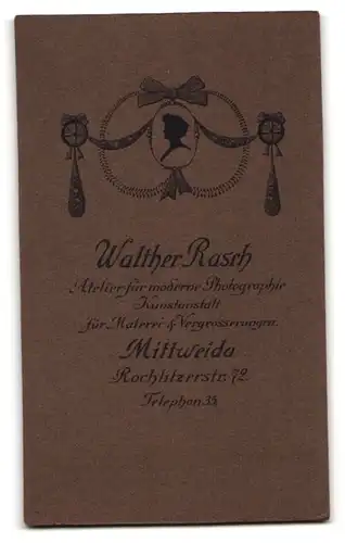 Fotografie Walther Rasch, Mittweida, Rochlitzerstr. 72, Junge Dame im modischen Kleid