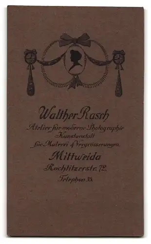 Fotografie Walther Rasch, Mittweida, Rochlitzerstr. 72, Junge Dame im modischen Kleid