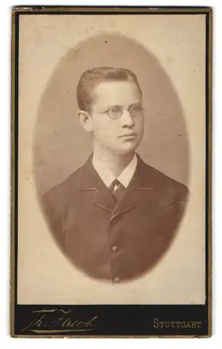 Fotografie Th. Jacob, Stuttgart, Breite-Str. 2, Junger Herr im Anzug mit Brille