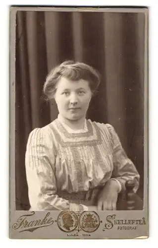 Fotografie C. Franke, Skelleftea, Junge Frau in heller kragenloser Bluse