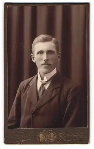 Fotografie C. Franke, Skelleftea, Junger Mann mit Schnurrbart und Krawatte