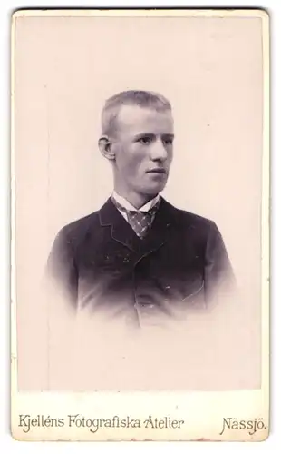 Fotografie Kjelléns Fotografiska Atelier, Nässjö, Junger Mann mit kurzer Ponyfrisur und Krawatte