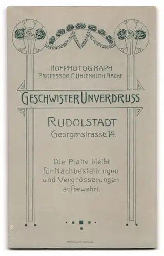 Fotografie Geschwister Unverdruss, Rudolstadt, Georgenstrasse 14, Baby mit Finger im Mund auf einem Fell