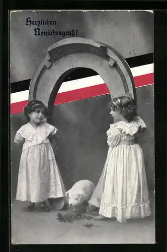 AK Mädchen mit grossem Hufeisen