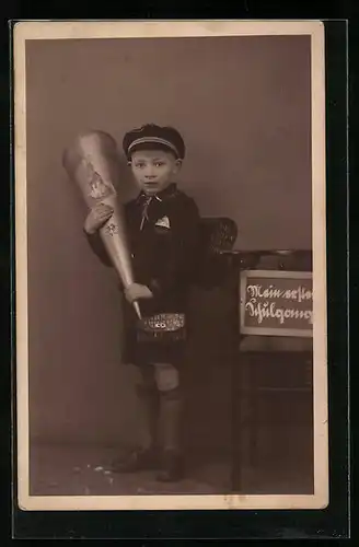 Foto-AK Knabe mit Ranzen und Zuckertüte, Schulanfang