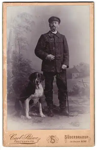 Fotografie Carl Stüwe, Süderbrarup, im Hause Berg, Portrait Mann mit seinem Hund posiert im Atelier