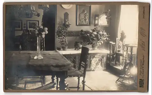 Fotografie Carl P. Wagner, Innsbruck, Blick in eine schön Möblierte Wohnstube mit Spindel, 1918